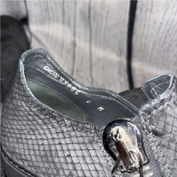 Stuart Weitzman Womens Charcoal Snake Skin Leather Rumpus Sneaker Size 6 Flats - Picture 6 of 8